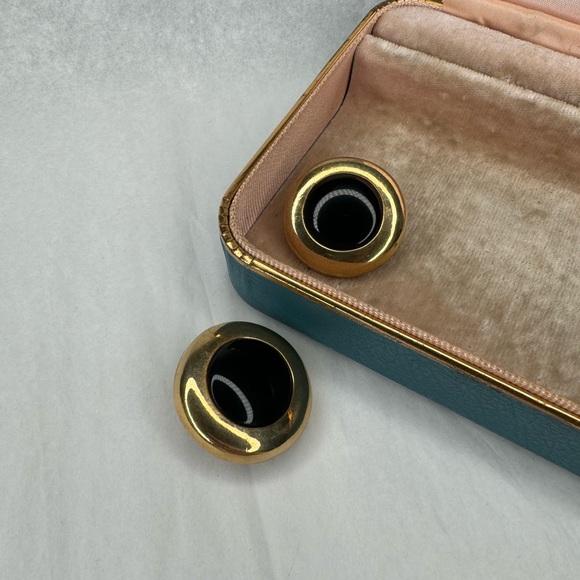 Vintage DIVA Gold Purple Gripoix Glass Cabochon Earrings - Picture 1 of 10